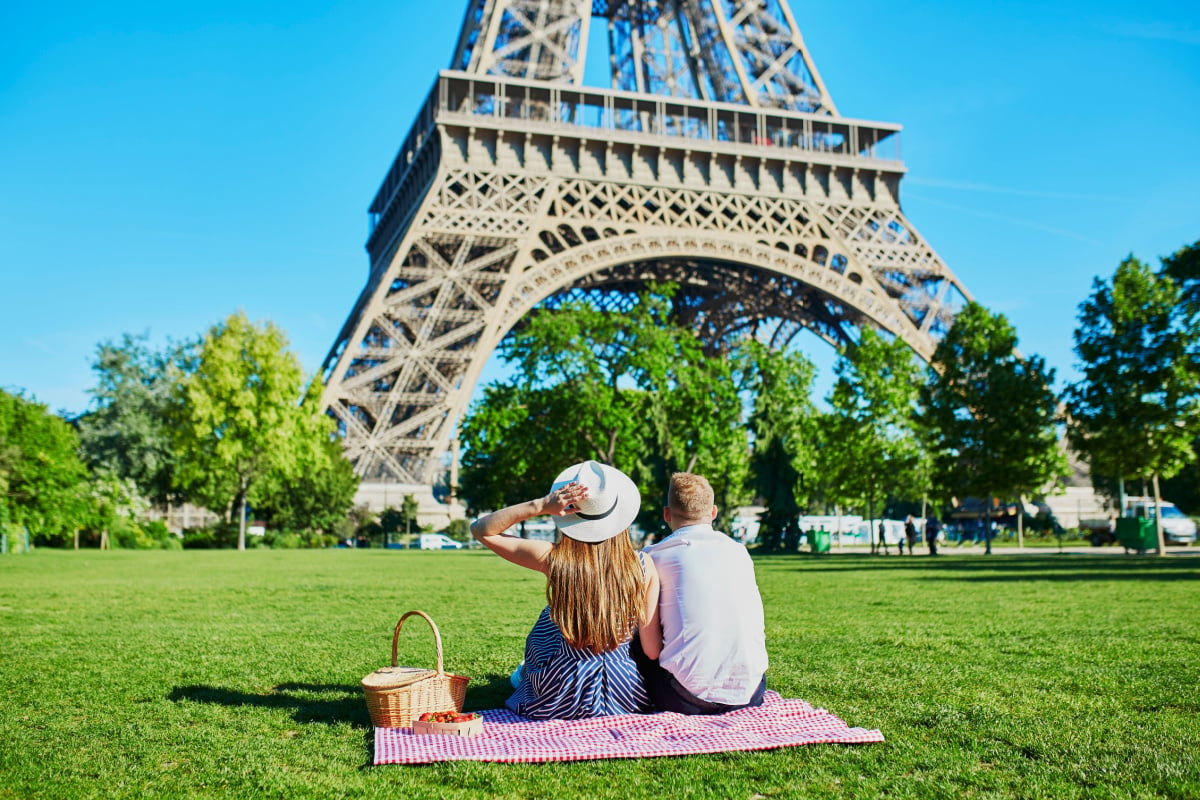 5 Reasons Why You Should Not Visit Paris This Summer 