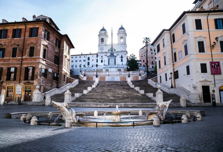 A clear view of the historic Spanish Steps and the Fontana della Barcaccia in Rome's Piazza di Spagna.